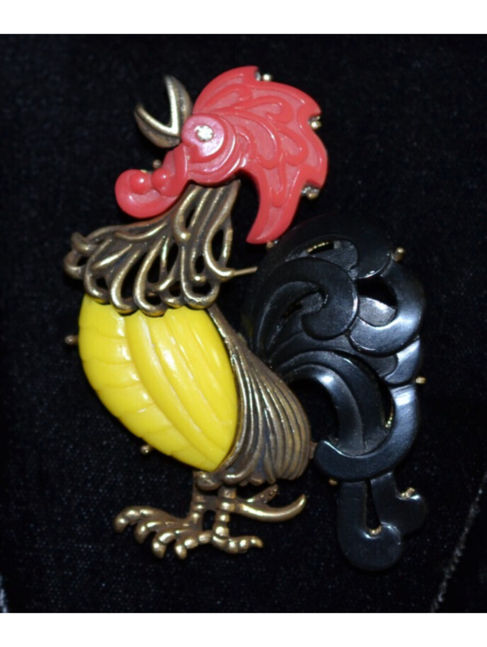 HATTIE CARNEGIE Lucite Rooster Brooch Gold Tone Vintage STATEMENT PIECE 3.5 in.